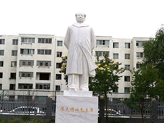 青海西宁石油博物馆毛主席汉白玉石雕伟人像